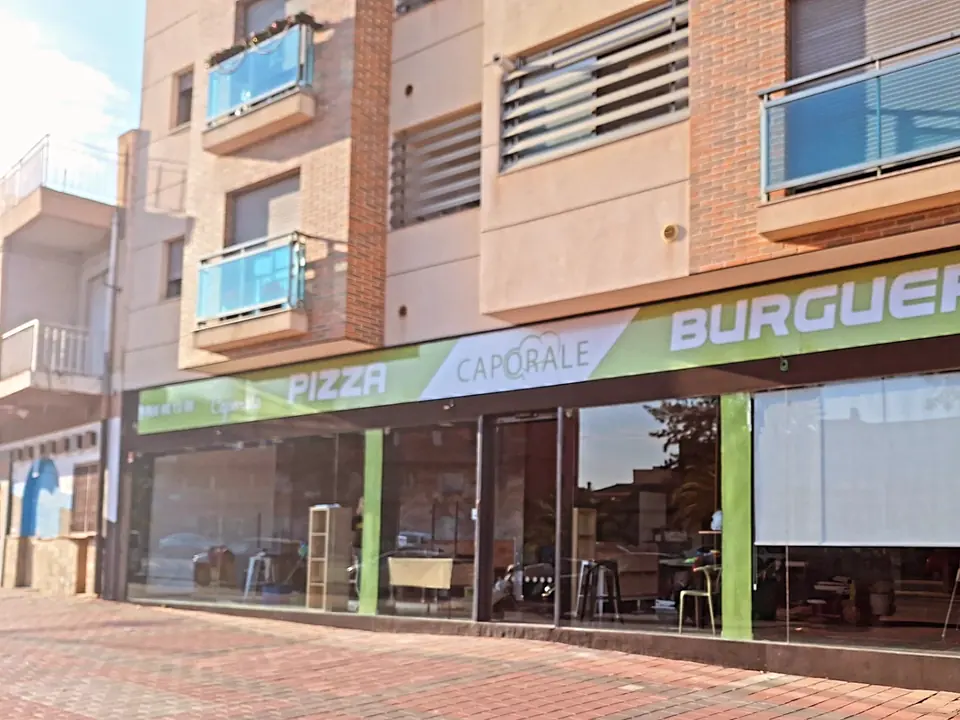 Fachada de Pizzería Caporale en la Avenida Ginés Campos de Alhama de Murcia