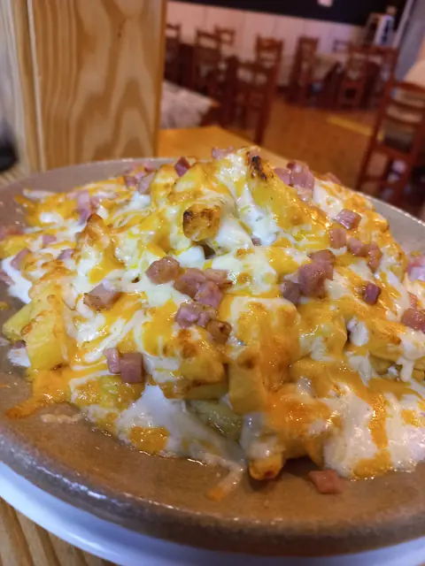 Patatas al horno con bacon, queso y salsa ranchera de Caporale Alhama