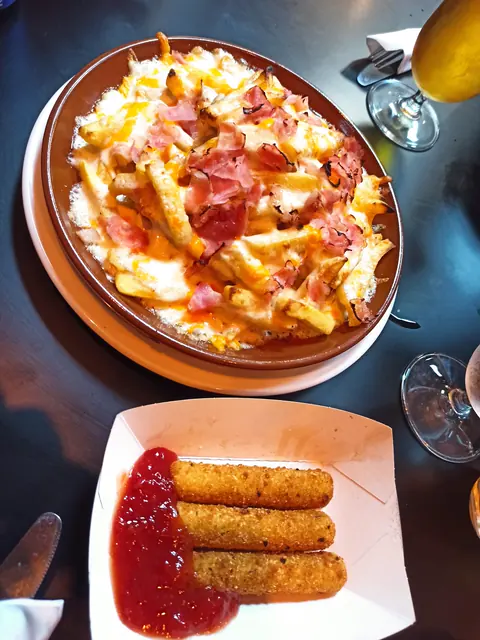 Patatas al horno y sticks de mozzarella de Caporale Alhama